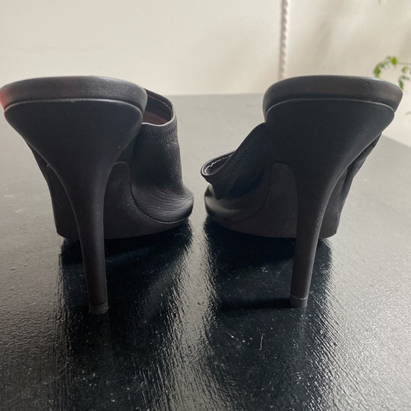 NEVER WORN YEEZY MULES SIZE 8 - Picture 4 of 5